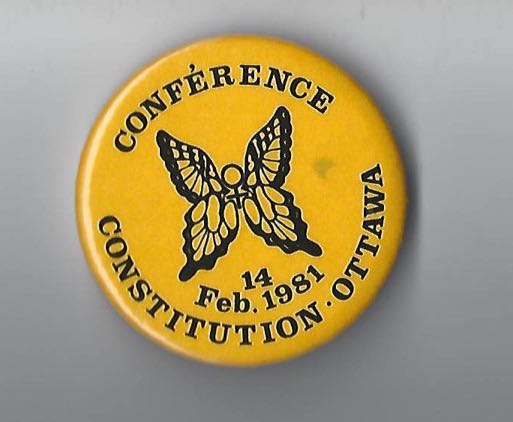 This French language button was created for the Ad Hoc Women and the Constitution Conference held in Ottawa on February 14, 1981, during the debate over the Charter of Rights and Freedoms. About 1,300 women from across the country attended. The event was organized by feminist groups following the federal government’s cancellation of a constitutional conference planned by the Advisory Council on the Status of Women. The ad hoc conference called for a stronger equality-rights clause and a specific guarantee of equal rights between men and women. Both reforms were included in the final Charter.